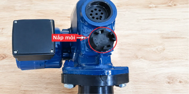 Nắp mồi nước trên buồng bơm cần mở khi bổ sung nước 