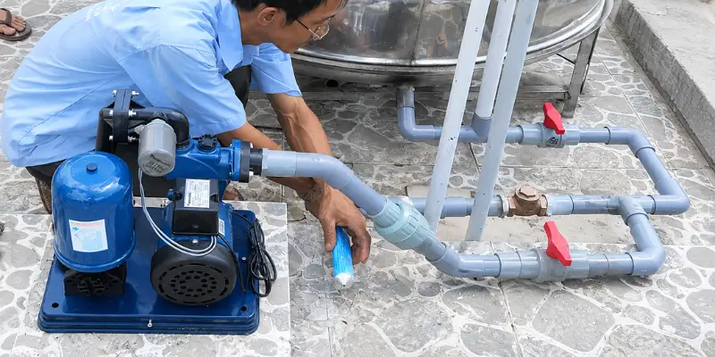 Kiểm tra đường ống kết nối với máy bơm nước.